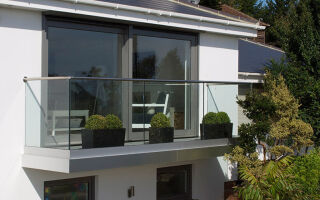 Стеклянное ограждение балкона — элегантное и практичное решение