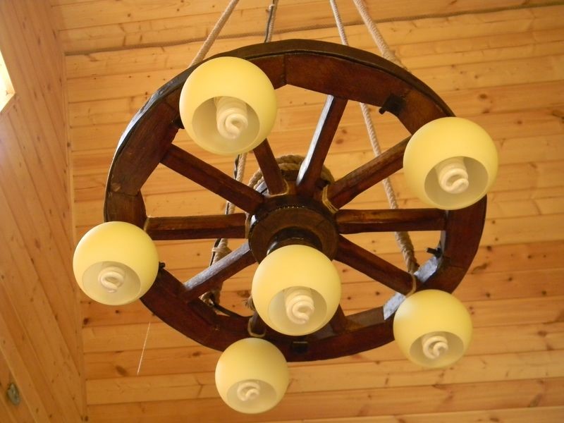 деревянная люстра колесо