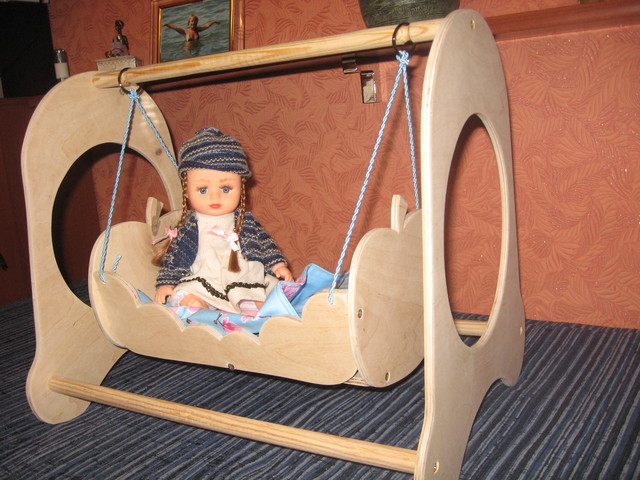 Кукольная мебель из фанеры для девочек. Колыбель для пупса и кроватка для Барби